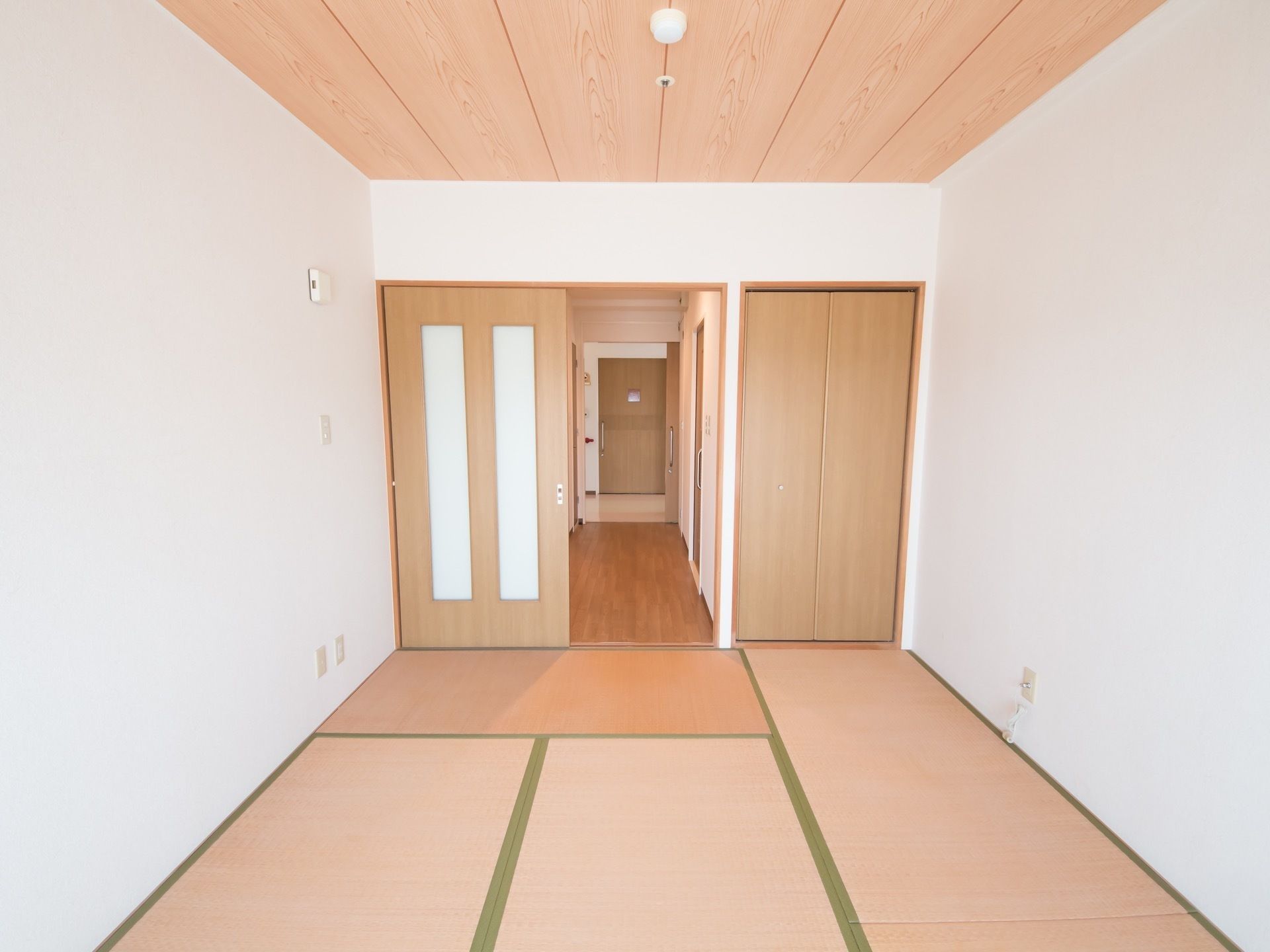 居室にはいくつかタイプがあり、和室も選ぶことができる。右にある折り戸型の収納の中に布団などをしまうことができる。