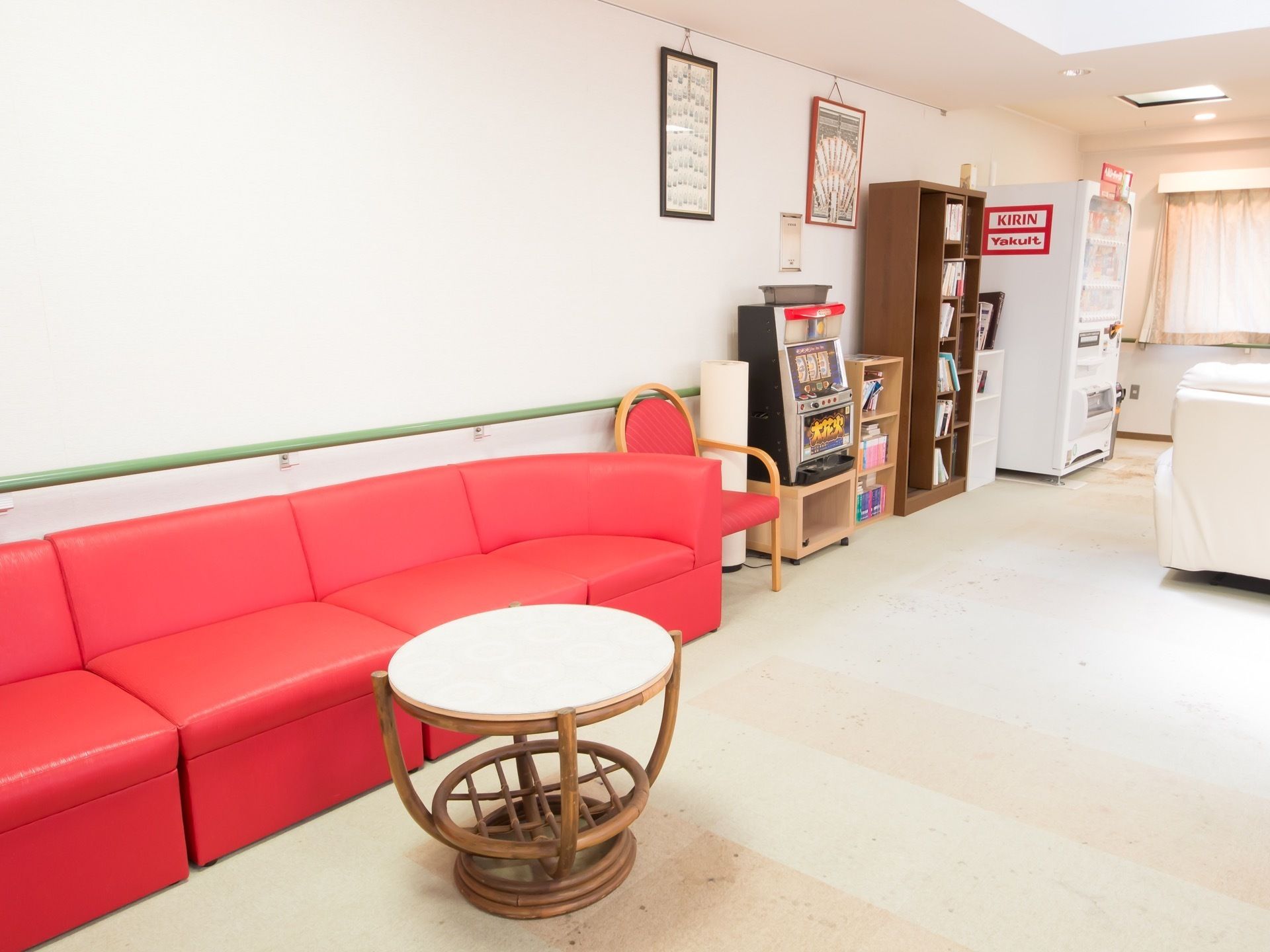 多くの入居者様が同時に使うことができる広い談話室である。ジュースの自動販売機やスロットゲームも設置されている。