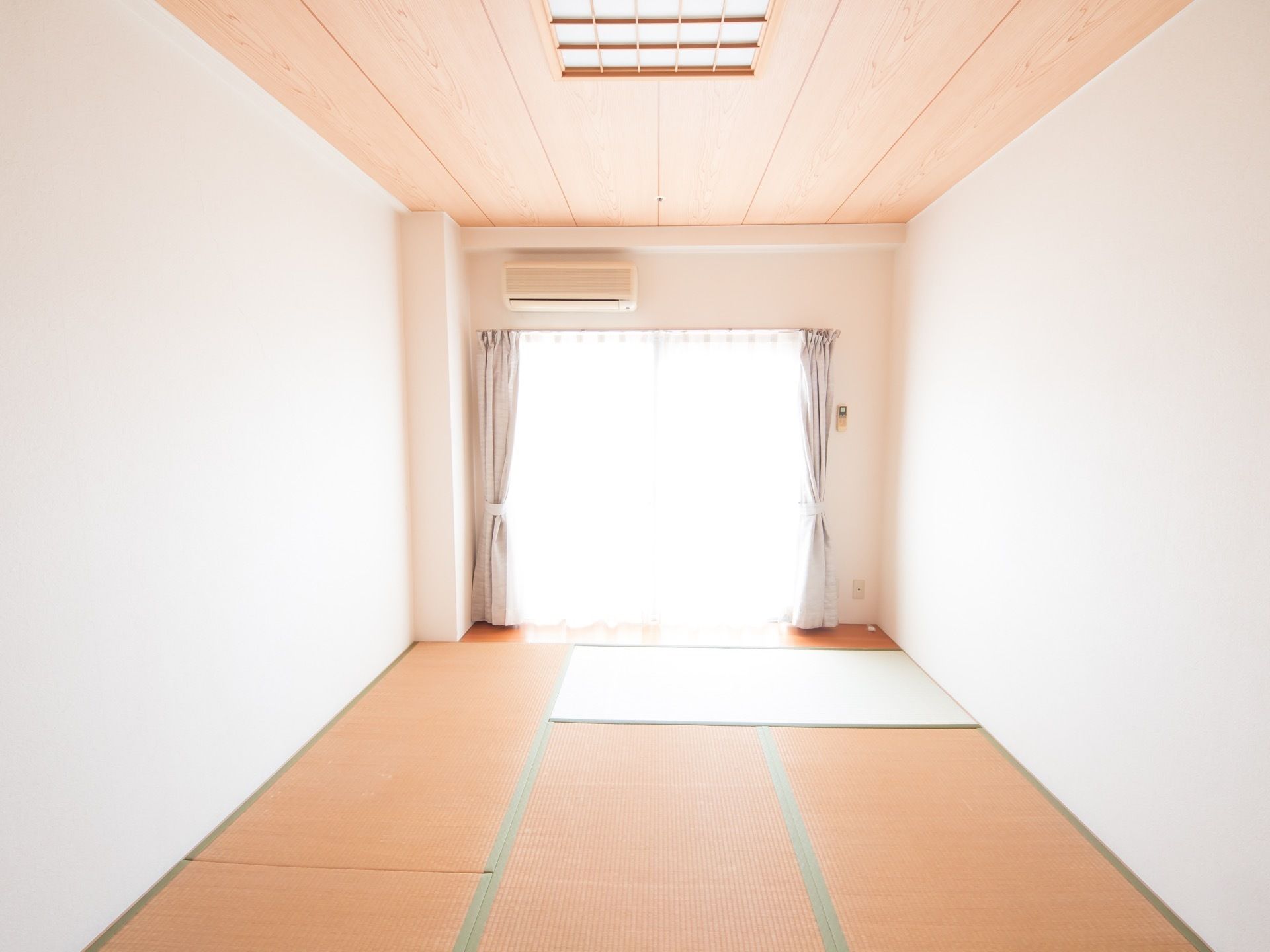 フローリングタイプの居室のほかに、布団を敷くスペースが畳敷きになっている和室タイプが用意されている。好きな方を選択できる。