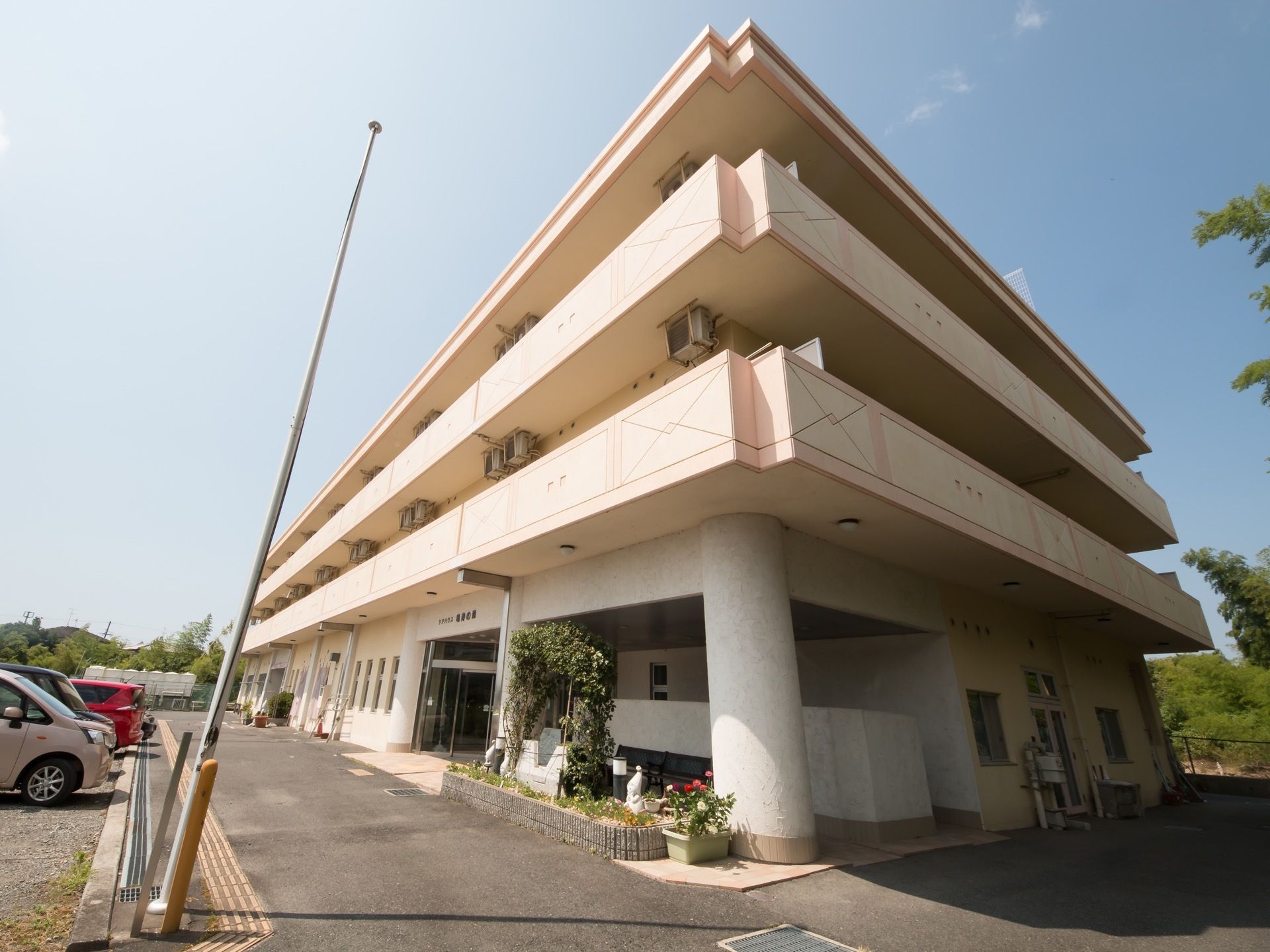 施設は３階建ての建物である。アスファルトで舗装された敷地内の私道には、目の不自由な方のための点字ブロックを敷設してある。
