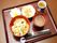 丼物と汁物に2つの小鉢とお茶の食事である。栄養バランスはもちろん、品数と彩りにも配慮された献立になっている。