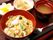具沢山の丼物をメインに汁物と小鉢2つの品数の献立である。栄養と1日3食の献立のバランスも配慮されている。