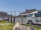 介護施設の外観と送迎車