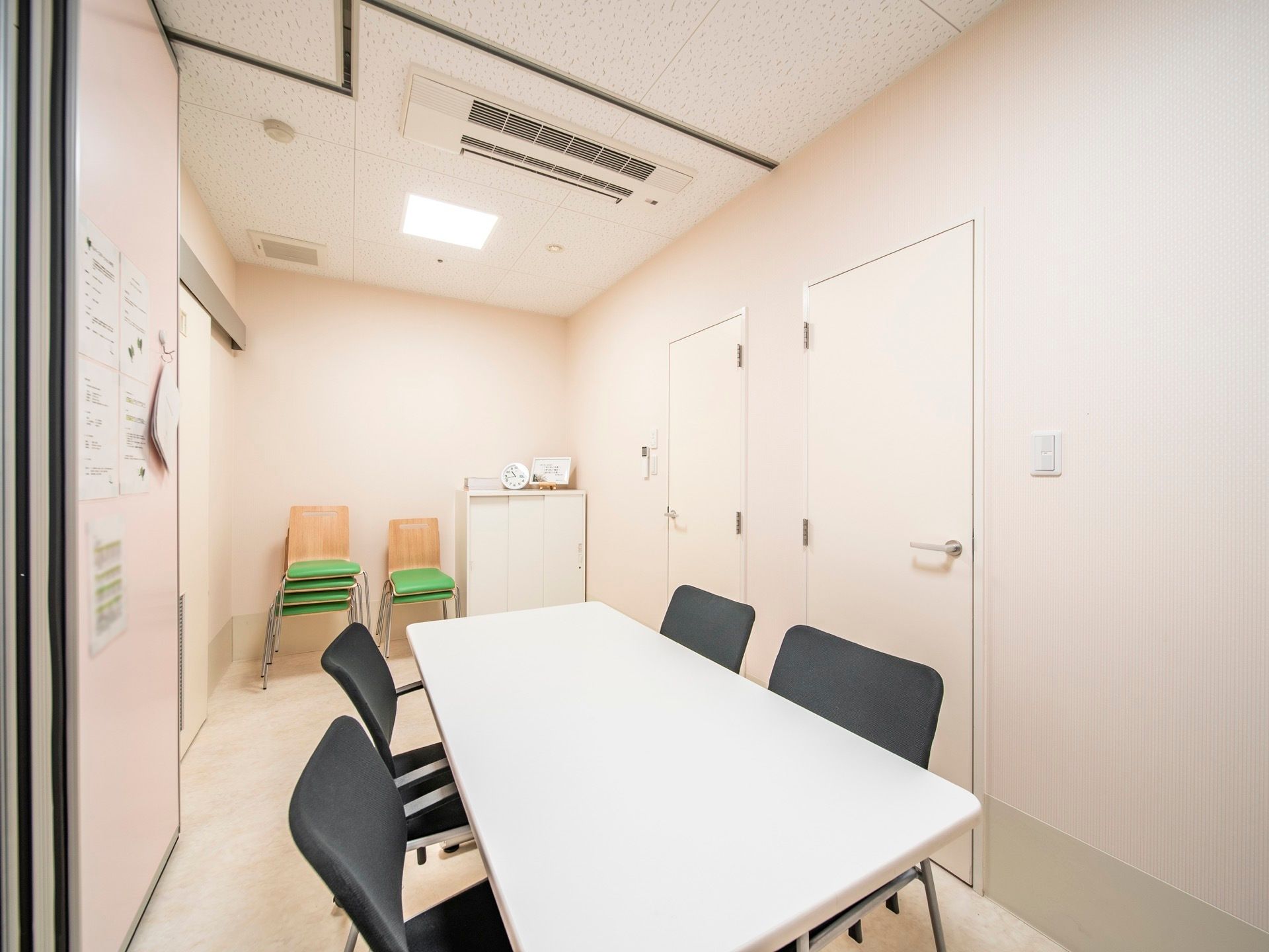 談話室がある。白い天板のテーブルの周りに、椅子が４脚置かれている。壁際には予備の椅子が５脚、積み重ねて置いてある。