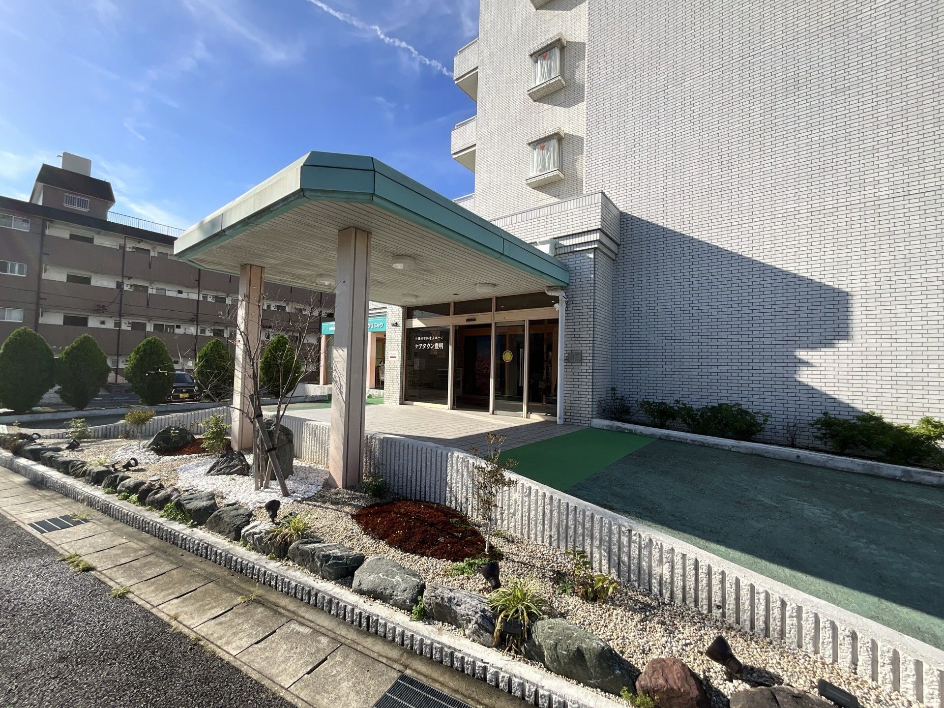 玄関前の屋根には、いくつものライトが付いている。通路は幅が広く、車で玄関前まで進むことができるつくりだ。