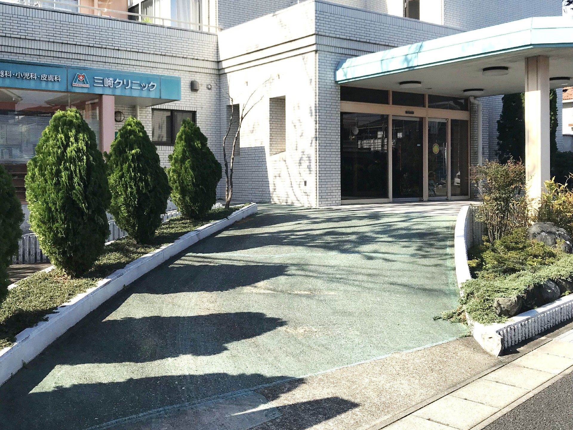 玄関前の屋根には、いくつものライトが付いている。通路は幅が広く、車で玄関前まで進むことができるつくりだ。