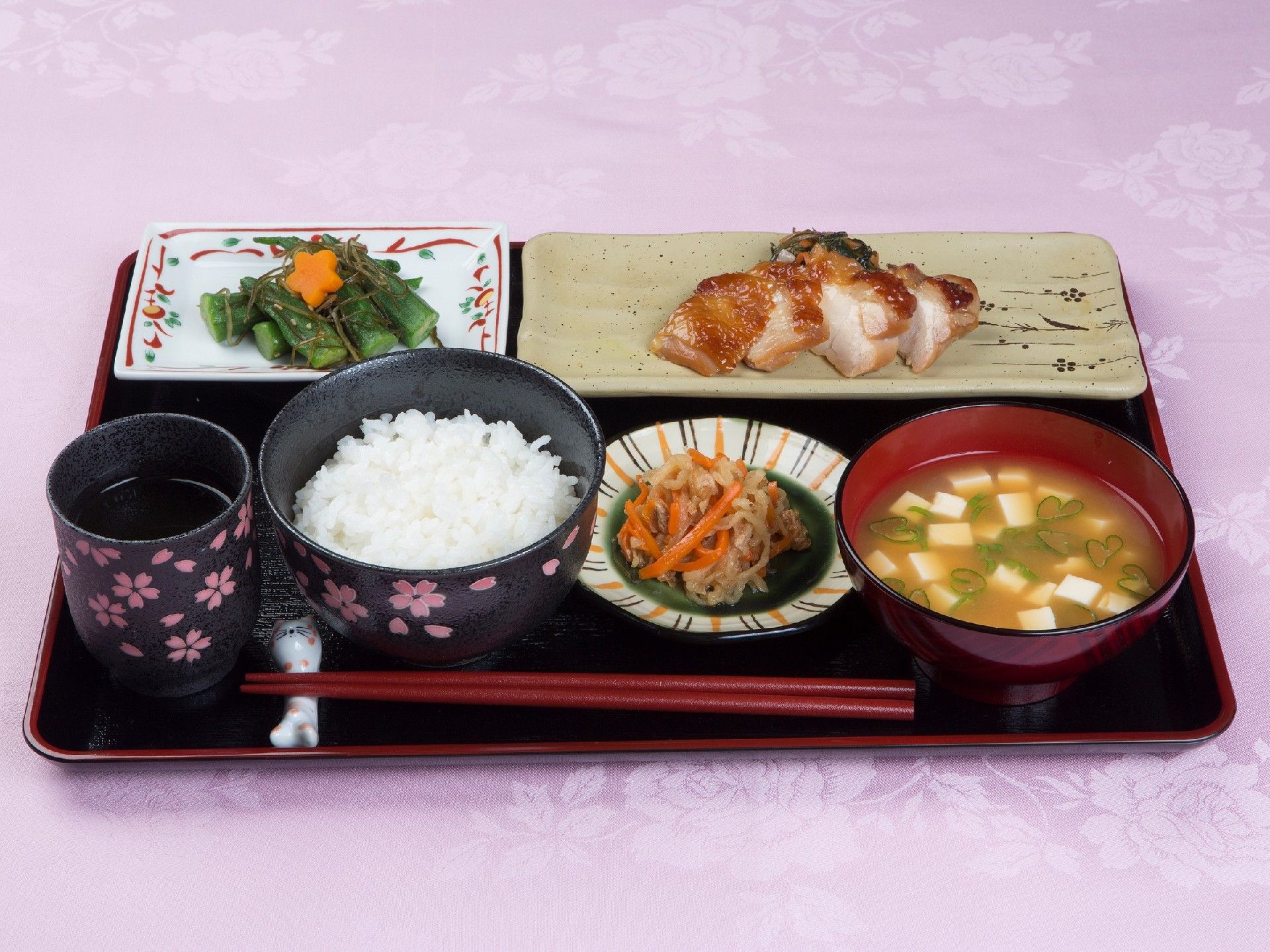 栄養士が献立作りに携わっている毎日の食事は、栄養バランスが良く、入居者様の健康的な生活を支える源である。