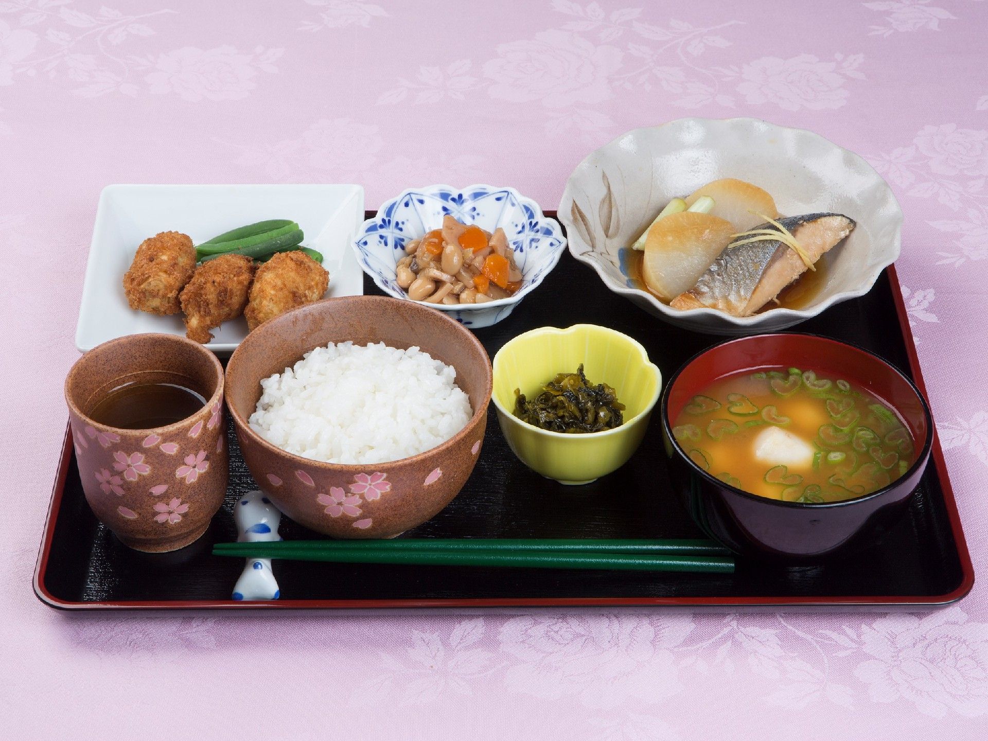 ご飯とお味噌汁にお漬物が付いている。メインのおかずのほかに、副菜で野菜の献立が出るので、食物繊維が取れる。