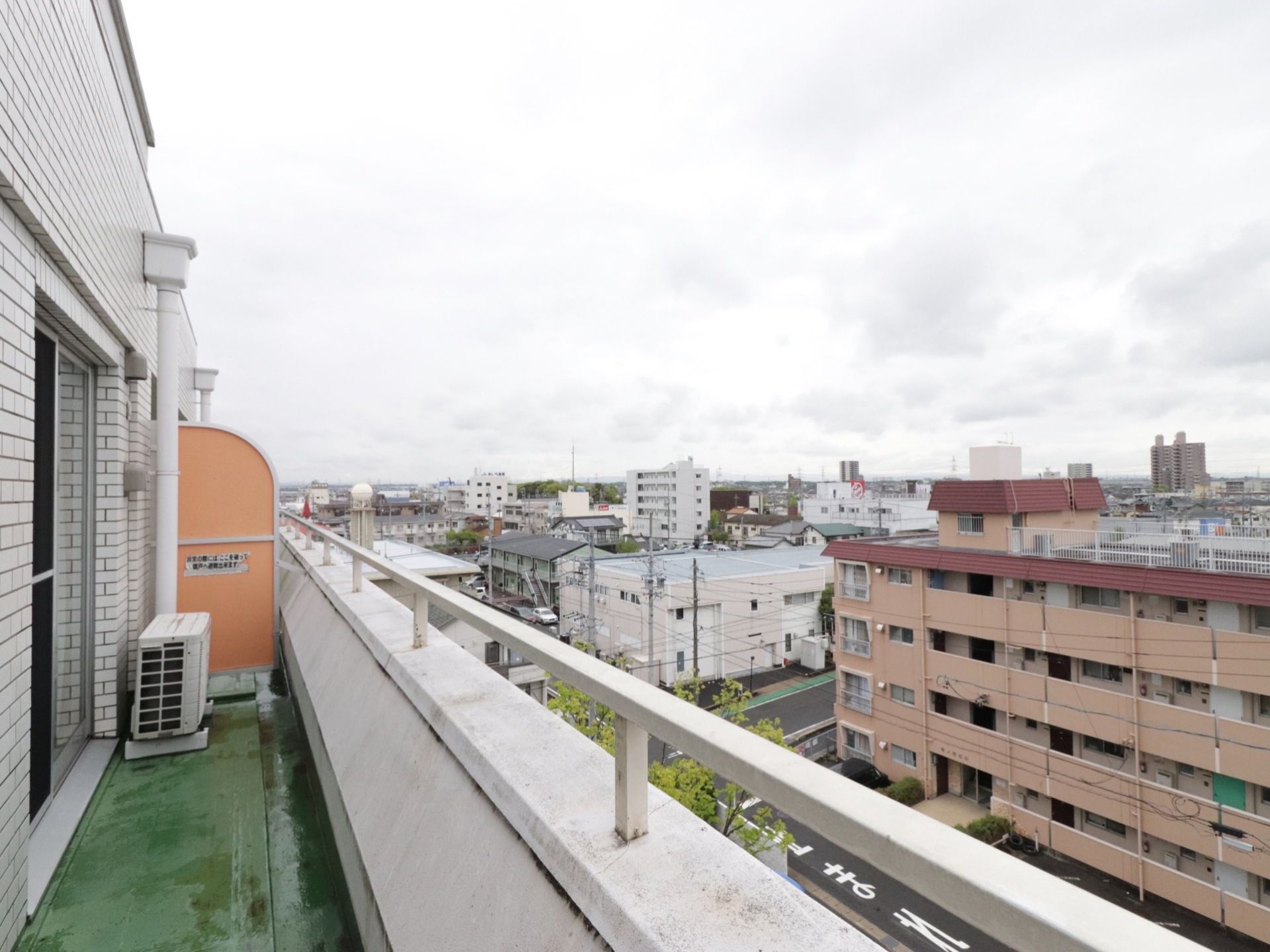 各居室から出られるベランダは、隣の部屋との間に仕切りがあり、プライバシーが守られている。幅が広いので、車椅子でも出ることが可能である。