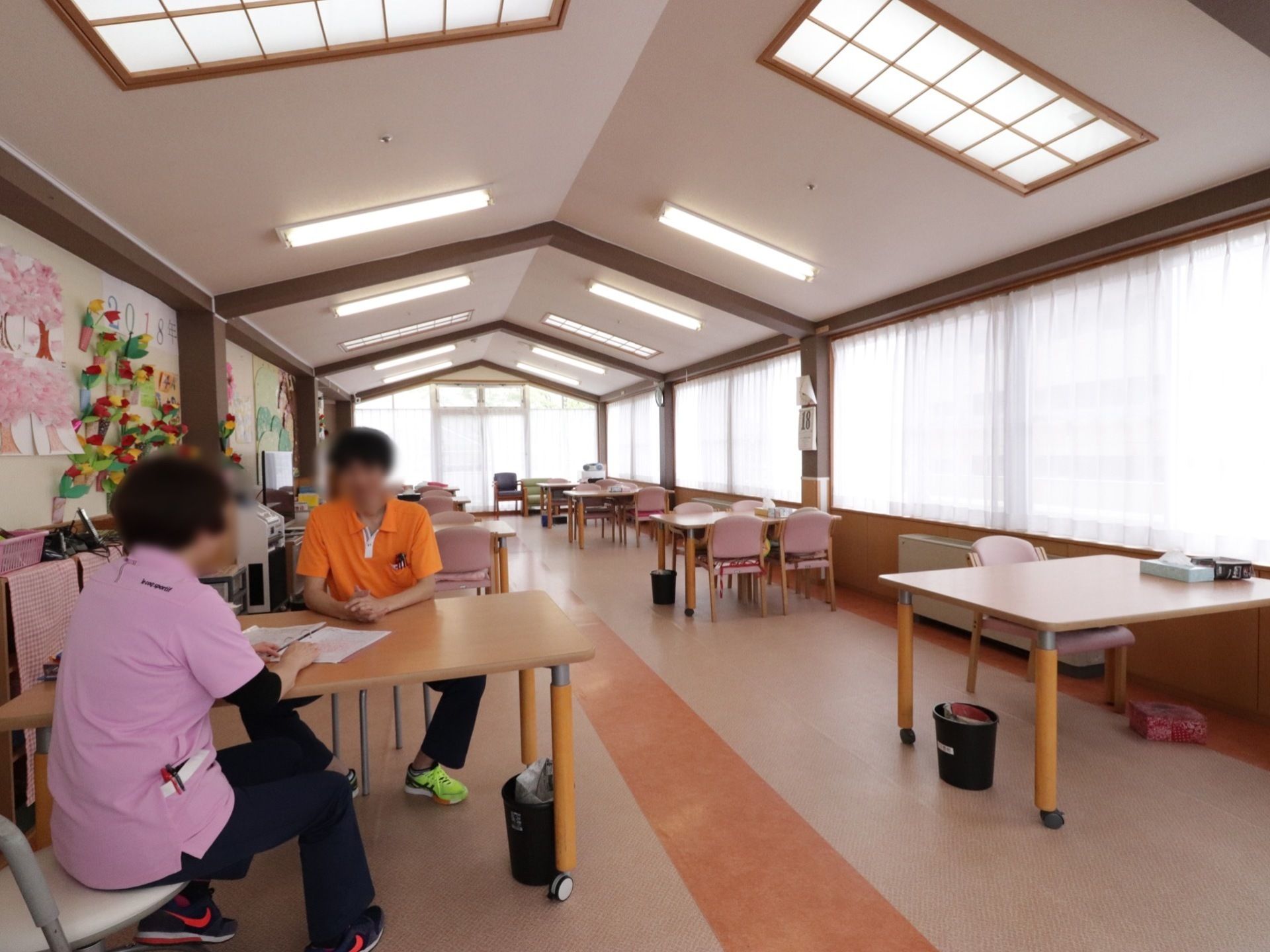 天井に障子扉が嵌った窓が開いているダイニングルーム
