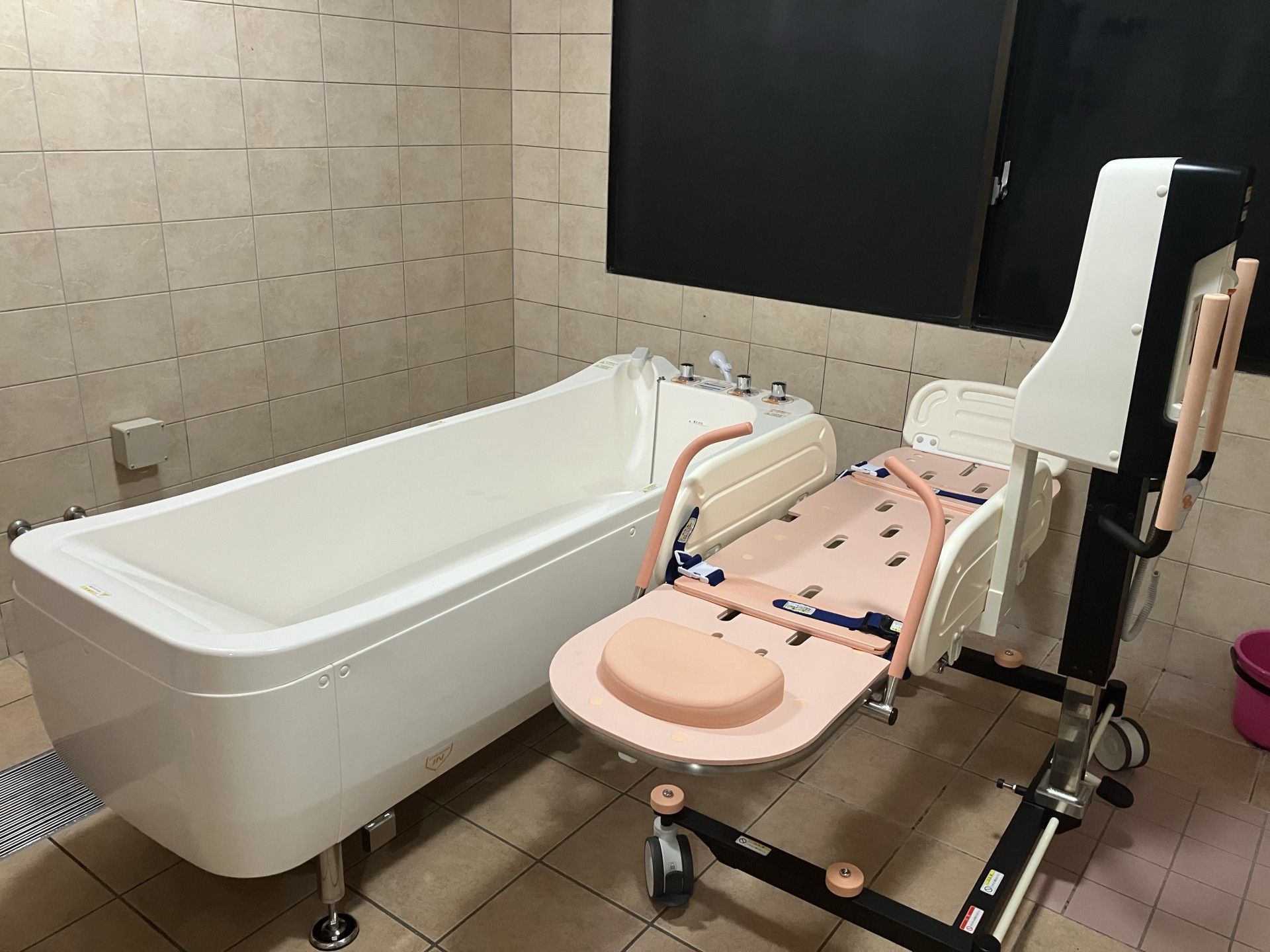 身体に負担のかからない楽な姿勢で入浴できる介護浴槽の様子。専門スタッフによって介護が行われるので安心である。