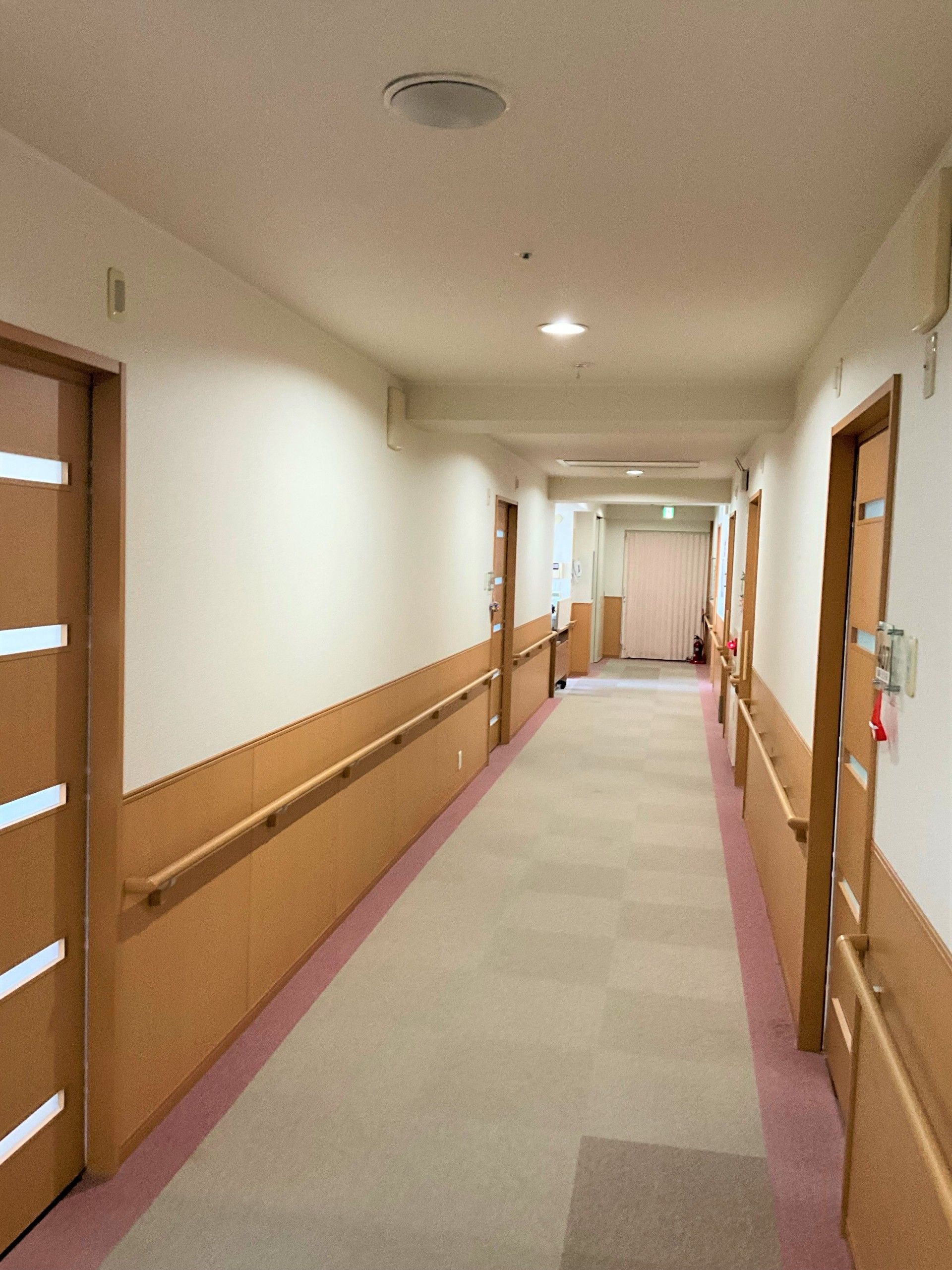 廊下は両方の壁に手すりが付いている。火災報知器や消火器が設置してある。縦長の取っ手が付いたドアがあり、それぞれに表札が出ている。