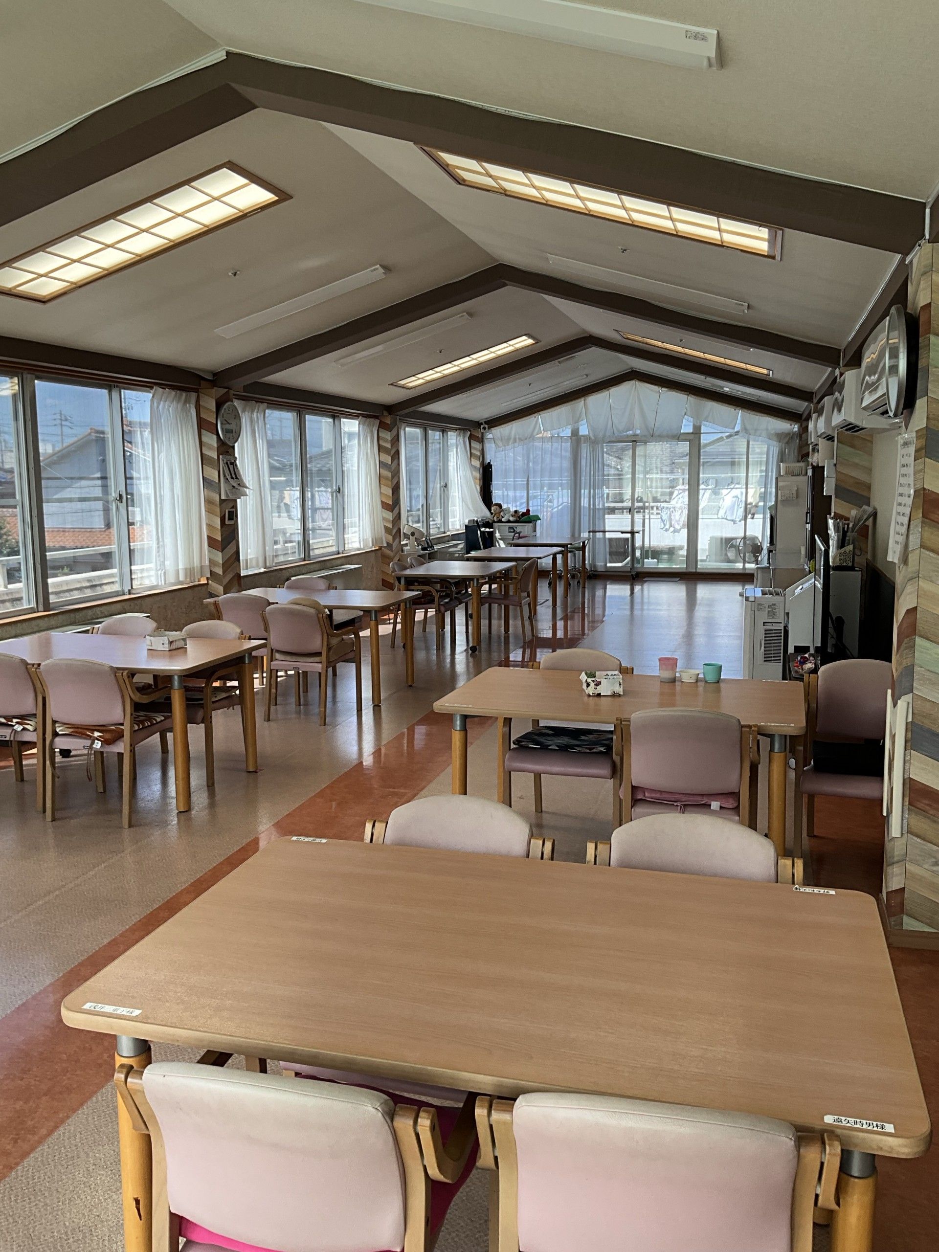 食堂には４人掛けのテーブルと椅子が間隔を空けて並べられている。手作りの作品が壁に飾られており、目を楽しませてくれる。