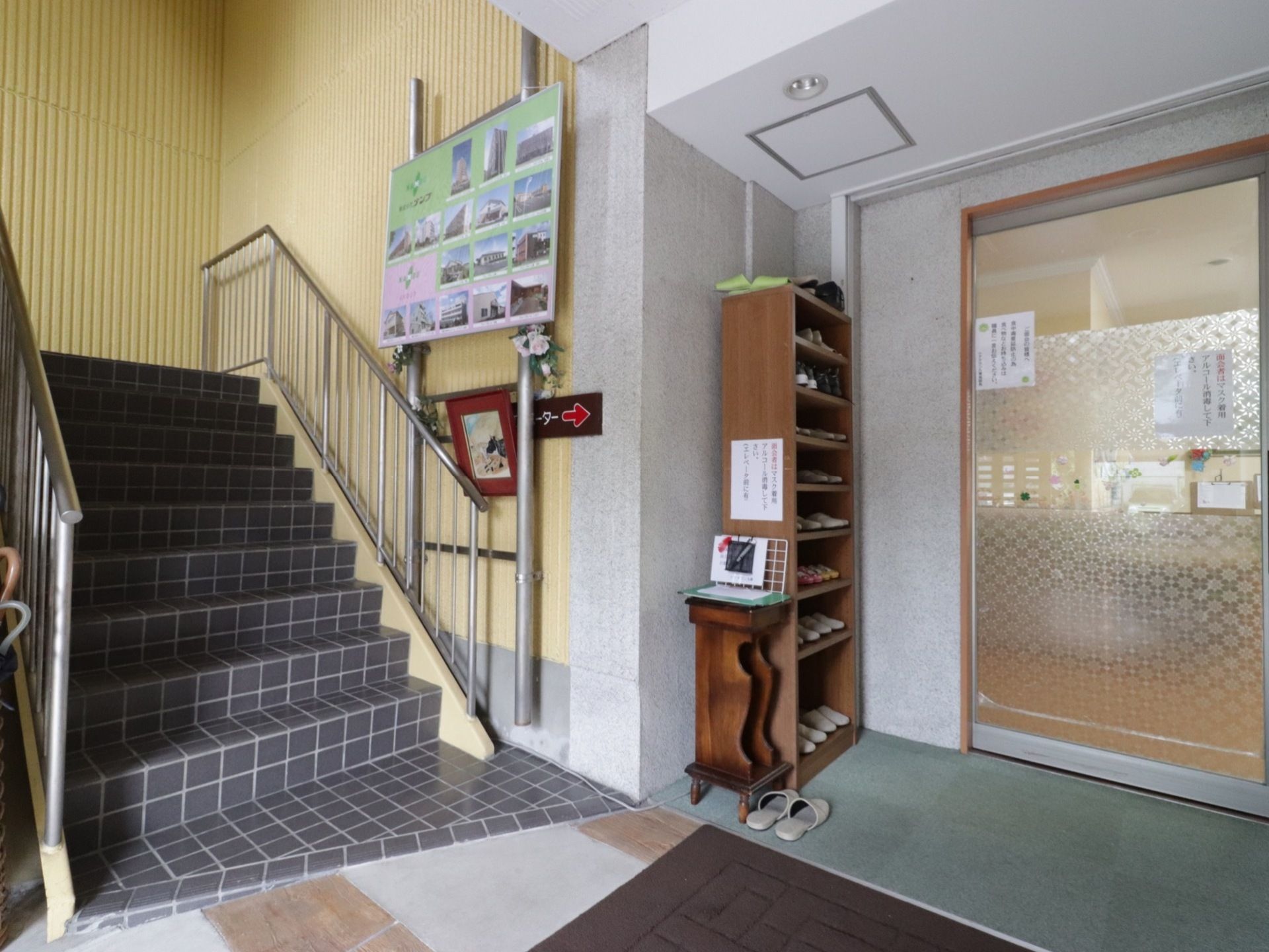 玄関には来客用のスリッパを用意している。階段があり、手すりが設置されているので体を支えながら上り下りすることができる。