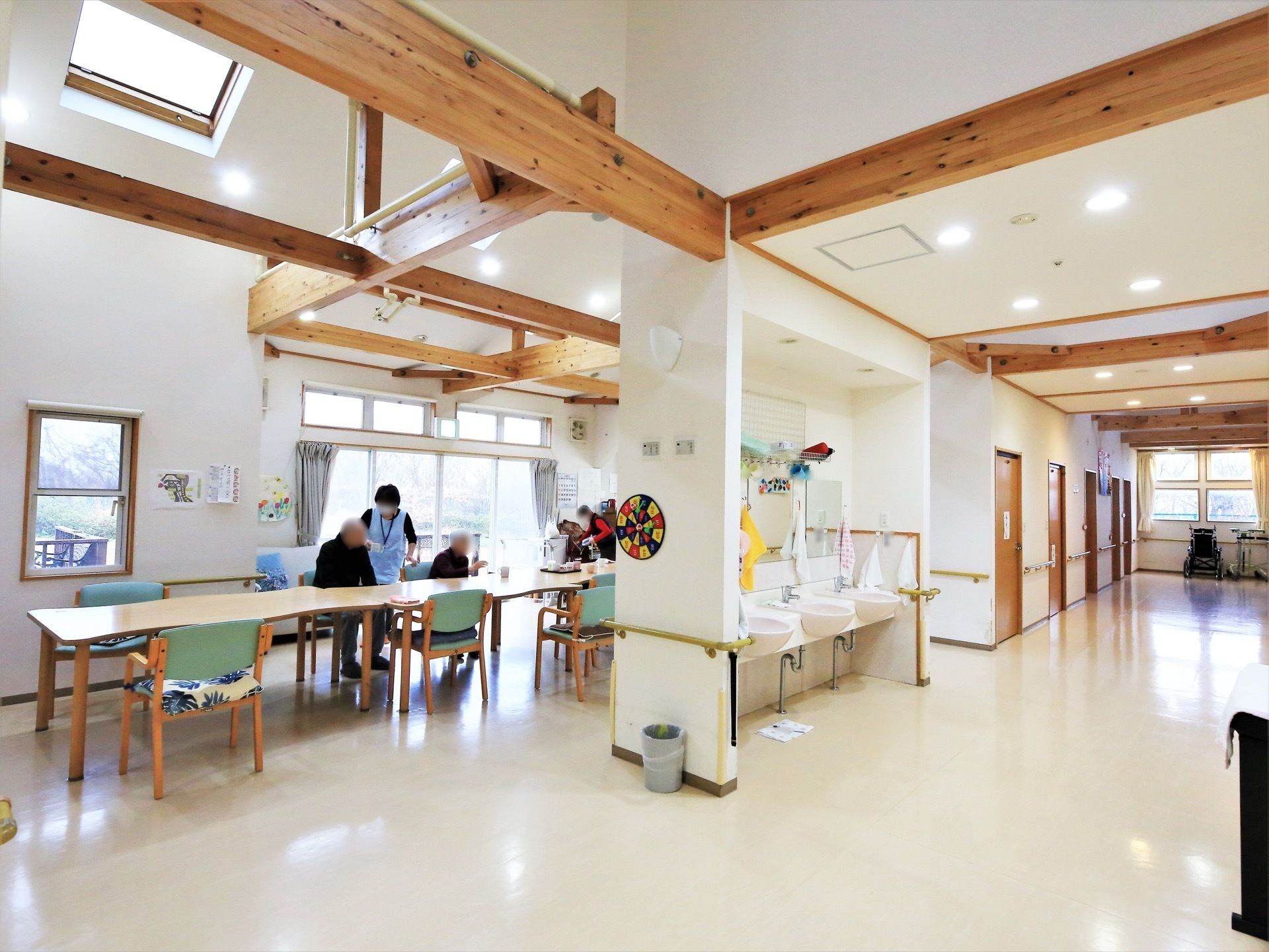 食堂は天井の高い開放的な空間で、天窓が設置されている。通路と食堂の上部は木の梁が見える設計となっている。