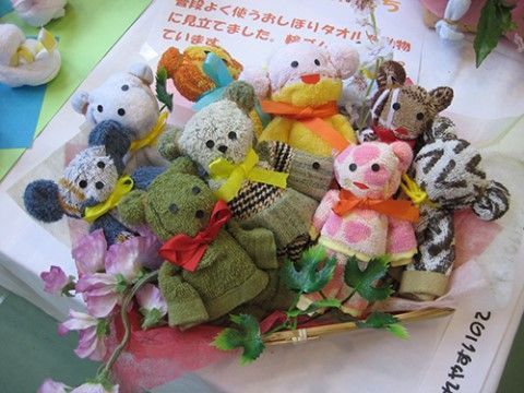 端切れなどを使って作られたカラフルな熊のぬいぐるみ