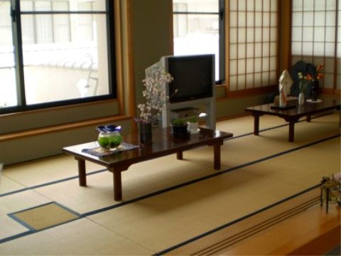 花や金魚鉢が飾られている座卓が置かれた畳敷きの部屋