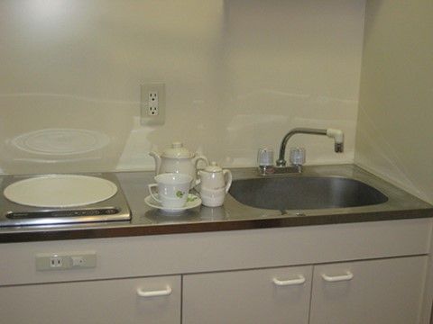 居室内にはミニキッチンが設置され、流し台、電磁調理器が設けられている。壁にはコンセントも付いている。