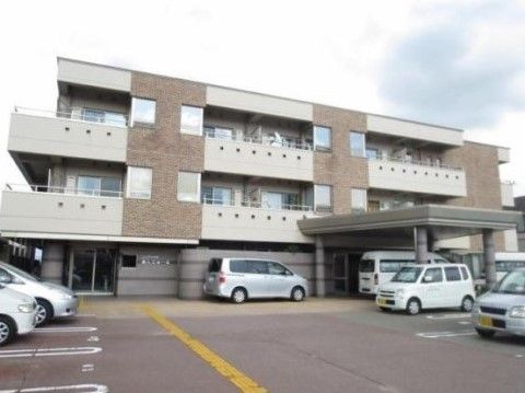 3階建ての高齢者住宅の外観
