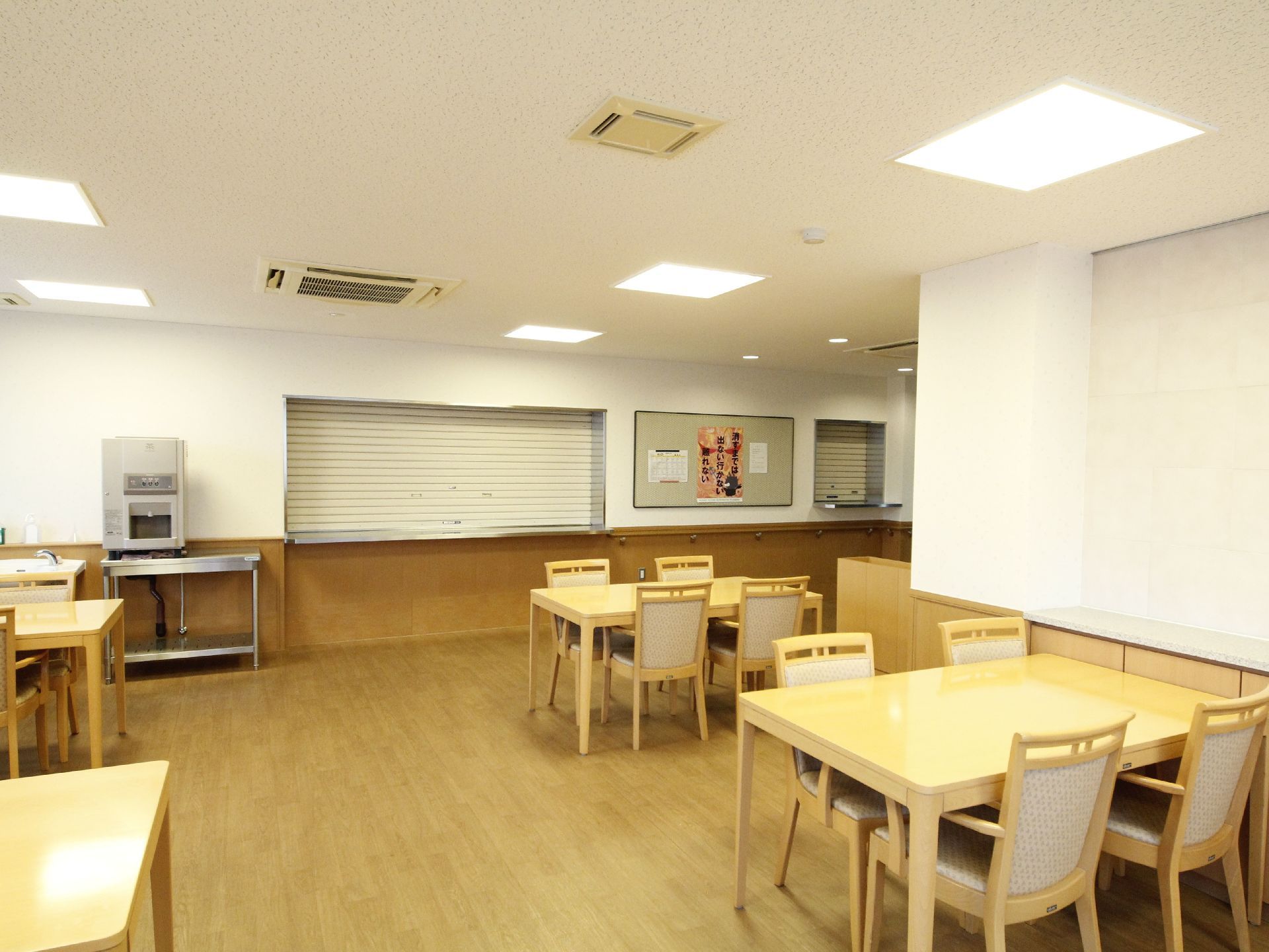 食堂にはテーブルや椅子が複数設置されている。通路部分も十分な広さがある。車椅子でもストレスなく過ごせる。