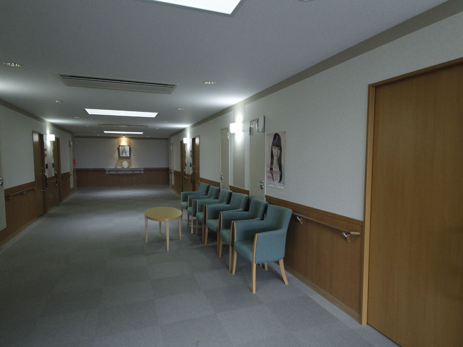 広々としたホールにはゆったり座れる１人掛けの椅子を複数設置している。入居者様同士の歓談の場になっている。