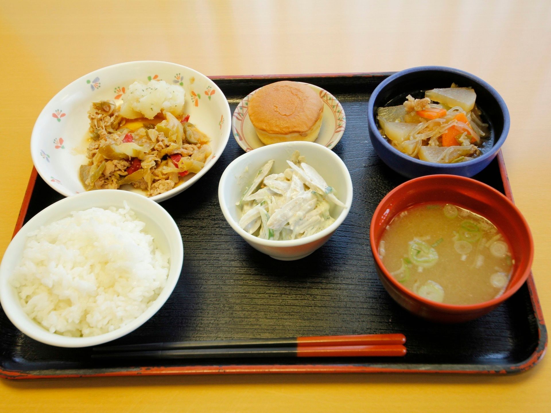 施設で提供される１人分の食事の写真。お膳にのせて提供される。ボリュームがある栄養バランスの良い献立になっている。