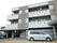 施設は三階建ての建物で、二階以上にはベランダを設置している。前面には駐車スペースを設け、専用車をとめている。