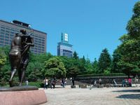 当施設の近くには緑の木々に囲まれた公園がある。お散歩には絶好のロケーションでリラックスした時間をお過ごしいただける。
