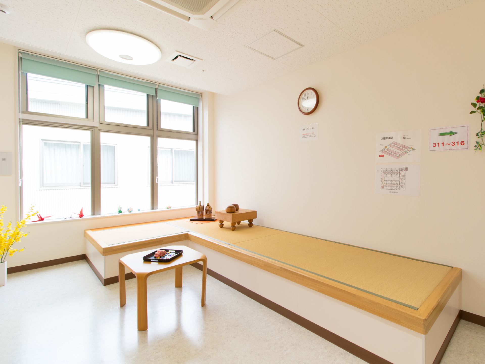 談話室コーナーには畳が敷かれた小上がりも用意されている。フロアにはお年寄りが楽しめるように、囲碁も置かれている。