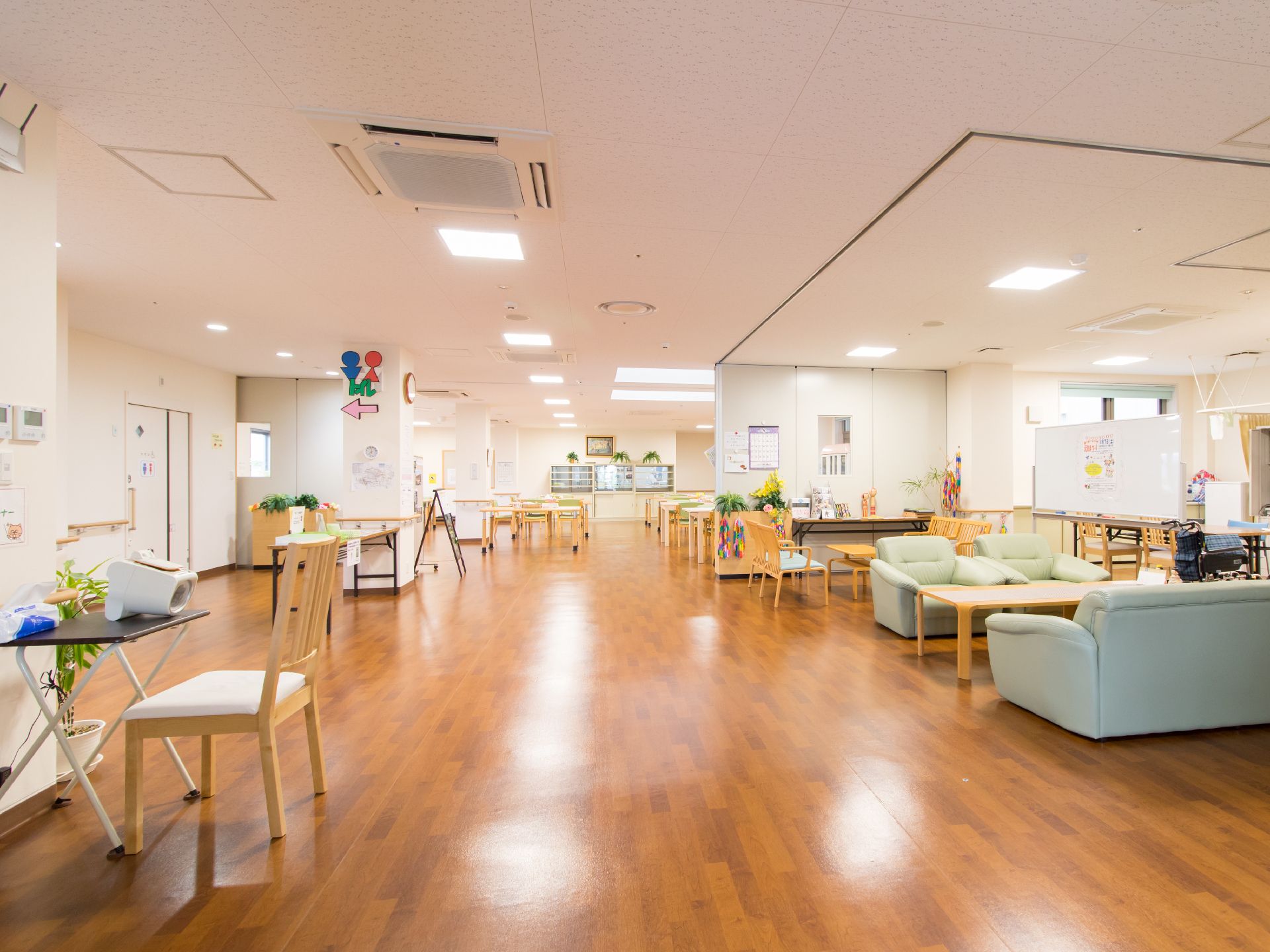 ダイニングルームには血圧測定ができるように、血圧計を設置している。またフロアには観葉植物が置かれている。