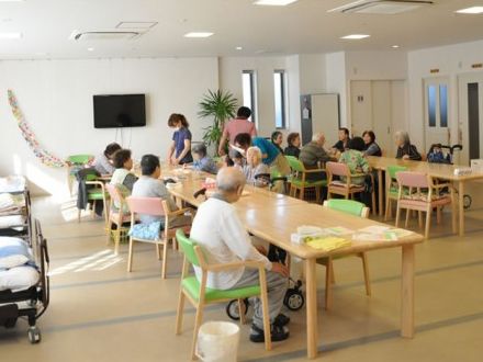 ダイニングルームに集まって、スタッフたちと話をする入居者様