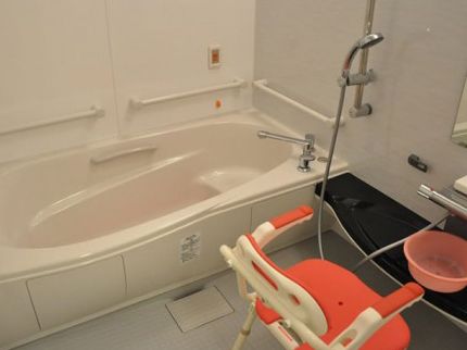 浴槽の周りに手すりが設置されている。床や椅子も滑りにくいものを使用しているため、一人での入浴も安心できる。
