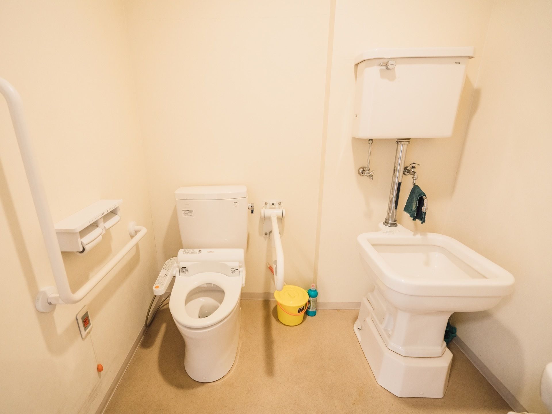 洋式便器が一据ある。便器には温水洗浄便座が設置されている。便器の横には大きなシンクが設けられている。