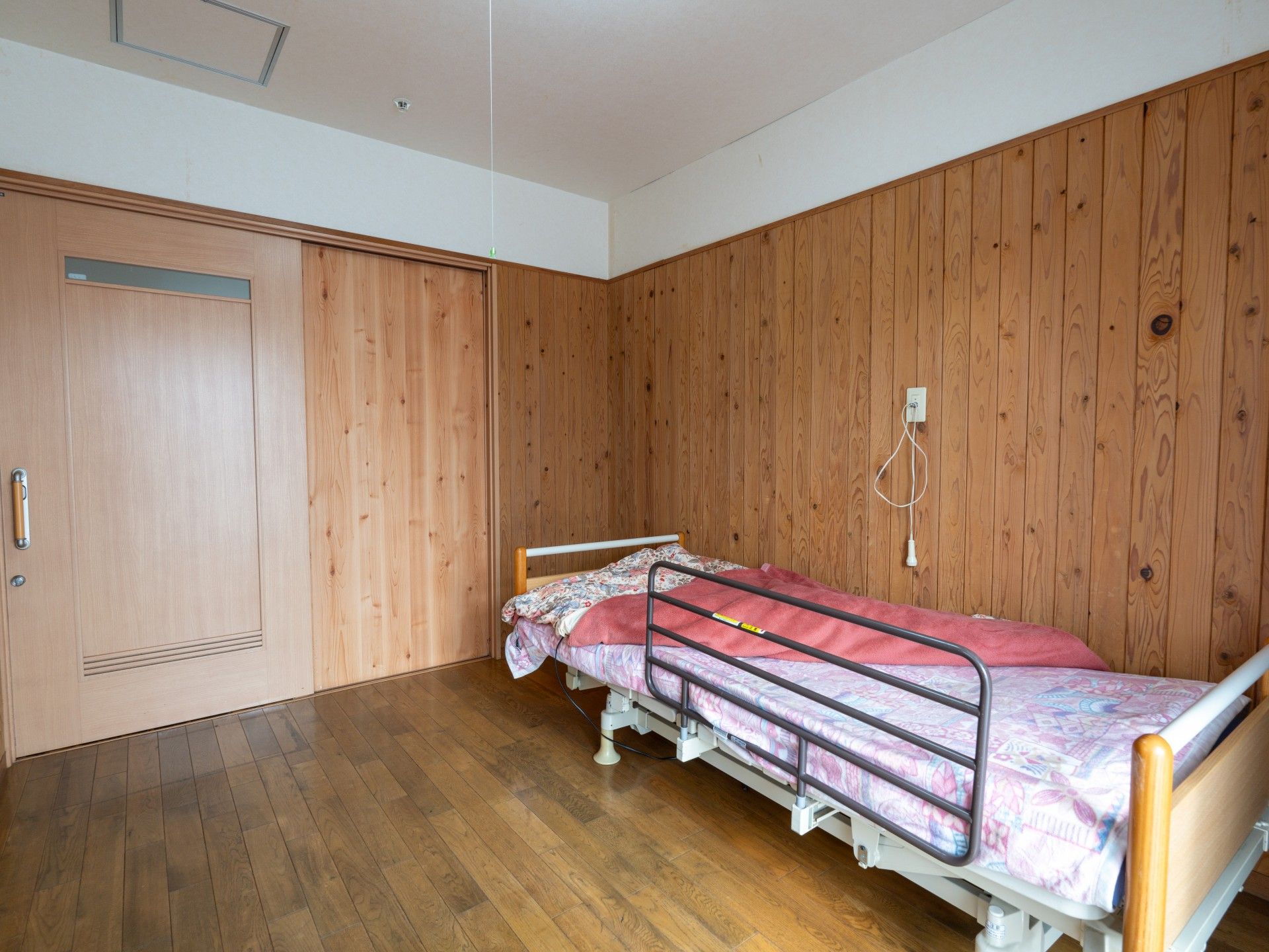 木目調の落ち着いた部屋