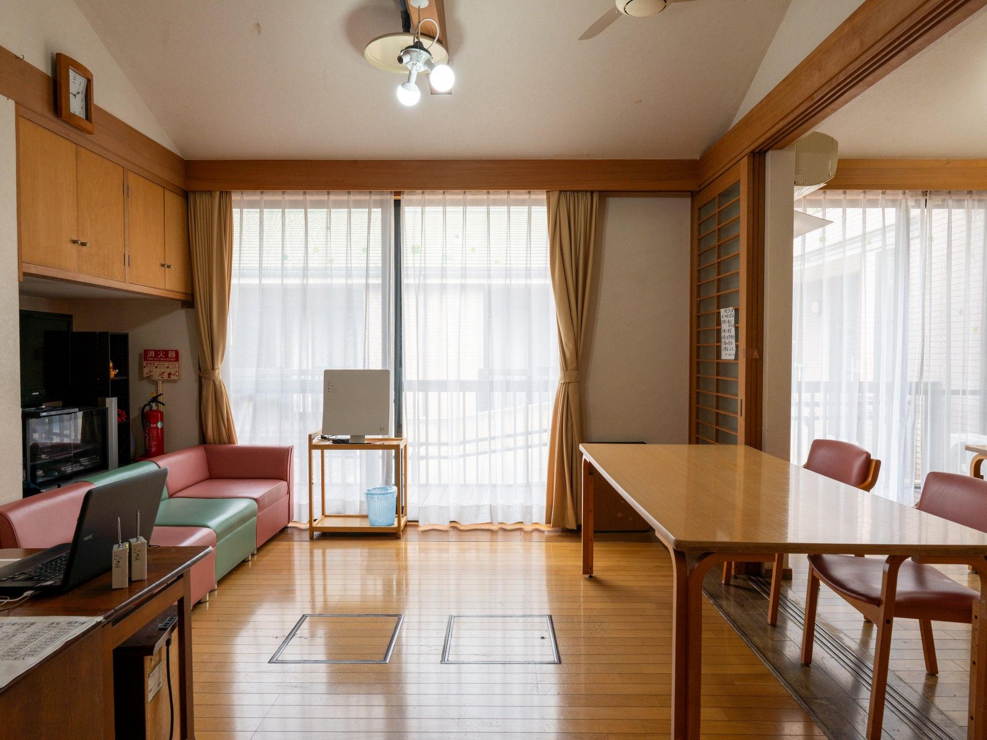 明るいリビングルーム