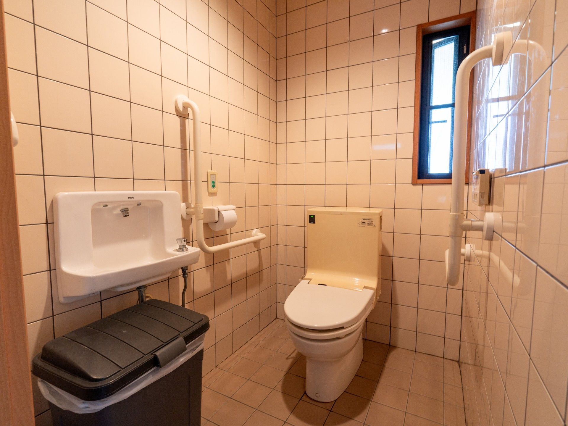 手すり付きのトイレ