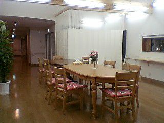 座布団が敷かれた椅子が８脚並んだテーブルがあるダイニング