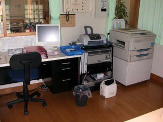 パソコンやコピー機などが置かれている、スタッフの事務所