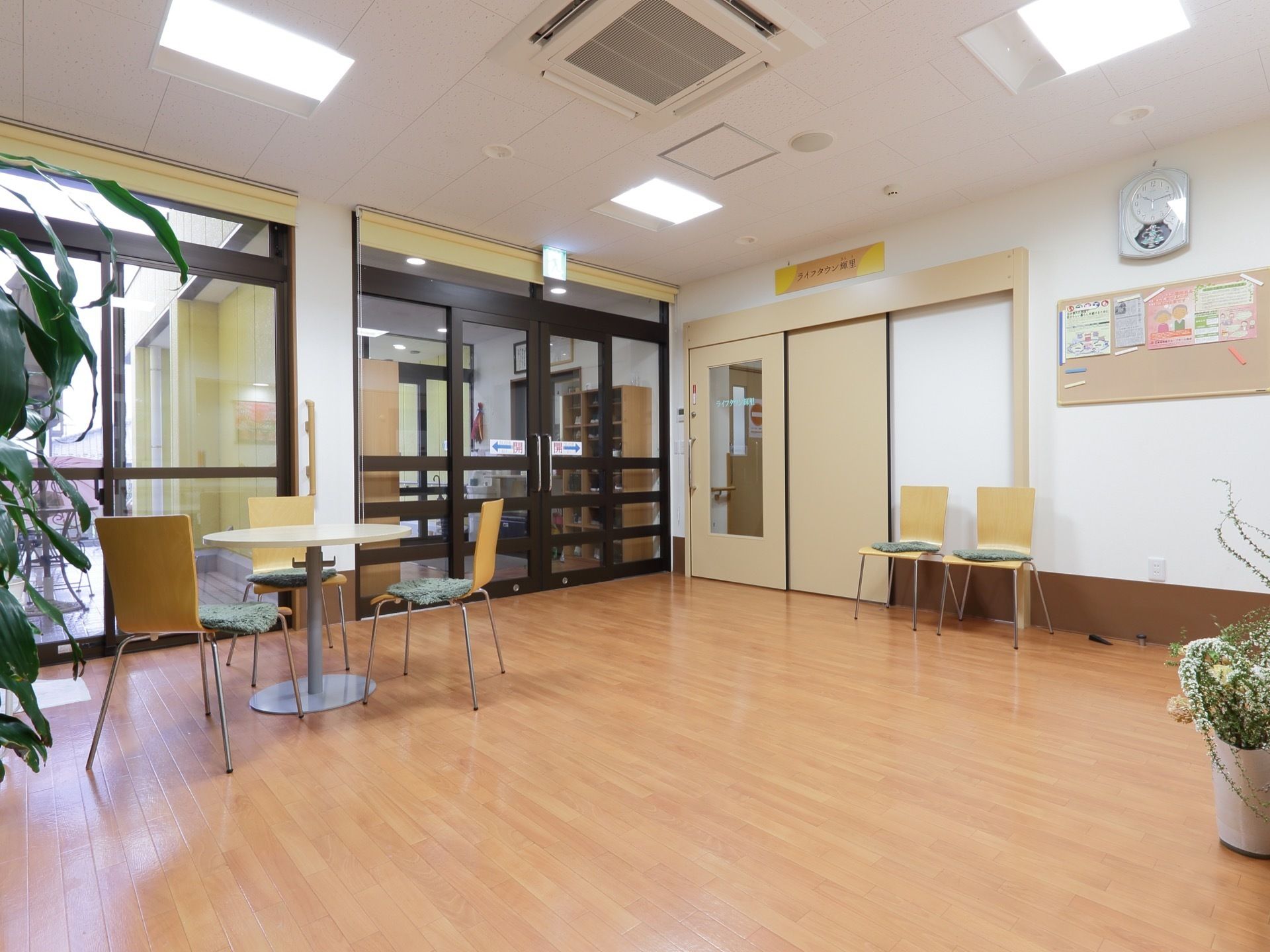 施設内に入ると明るく広々としている。玄関への扉はガラス張りの大きな引き戸になっており、安全に開閉することができる。