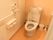 トイレの個室内に洋式の便器が1基設けられている。壁には縦型と横型の手すりがそれぞれ備わり、緊急時呼び出しベルもある。