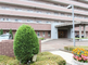 緑に囲まれた居住施設の風景