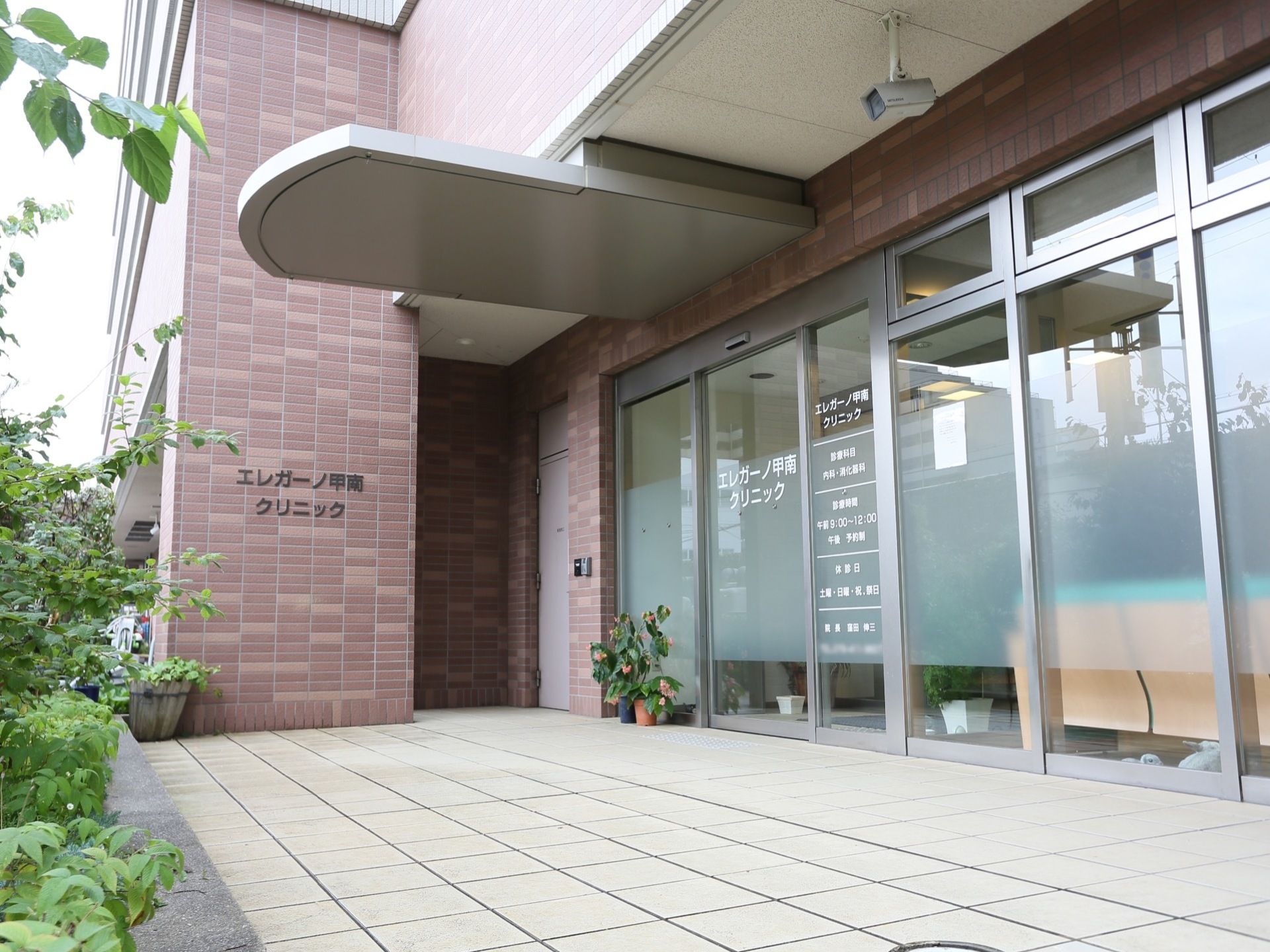 玄関側壁面は一部すりガラスでできており、外から中の様子が見え開放的でありながら、プライベートを守る造りになっている。