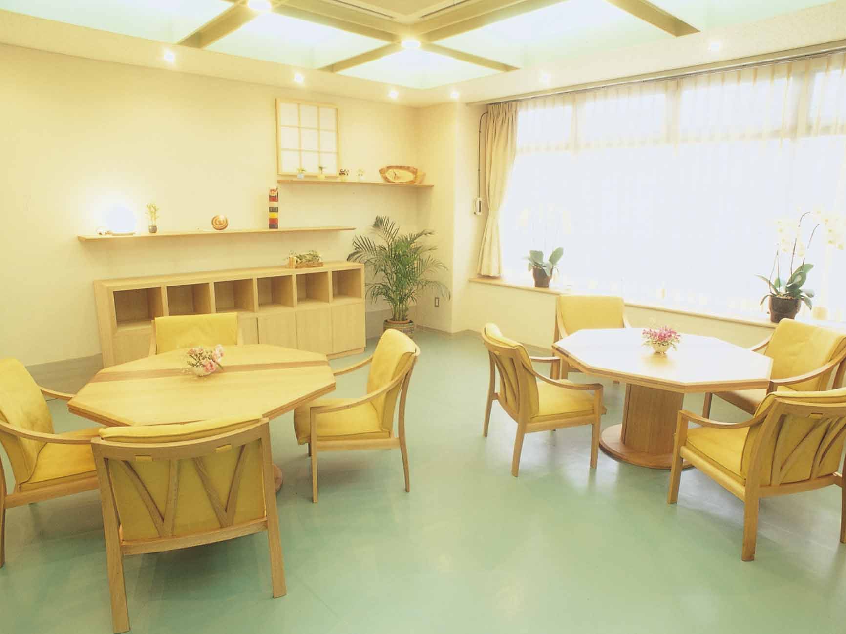 「ローズ・ガーデン」のサロン。ご入居の皆様の憩いの場。