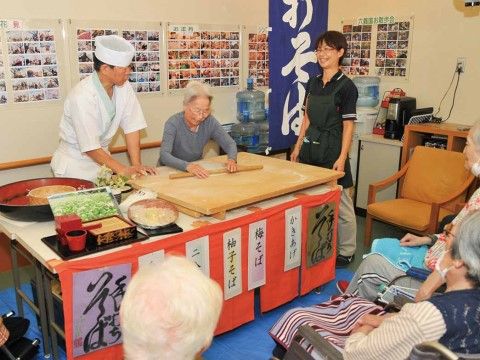 「ローズ・ガーデン」のイベント。お蕎麦の手打ちイベント。