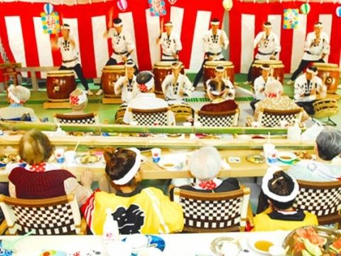 「ローズ・ガーデン」のイベント。納涼祭で和太鼓の演奏が行われている。