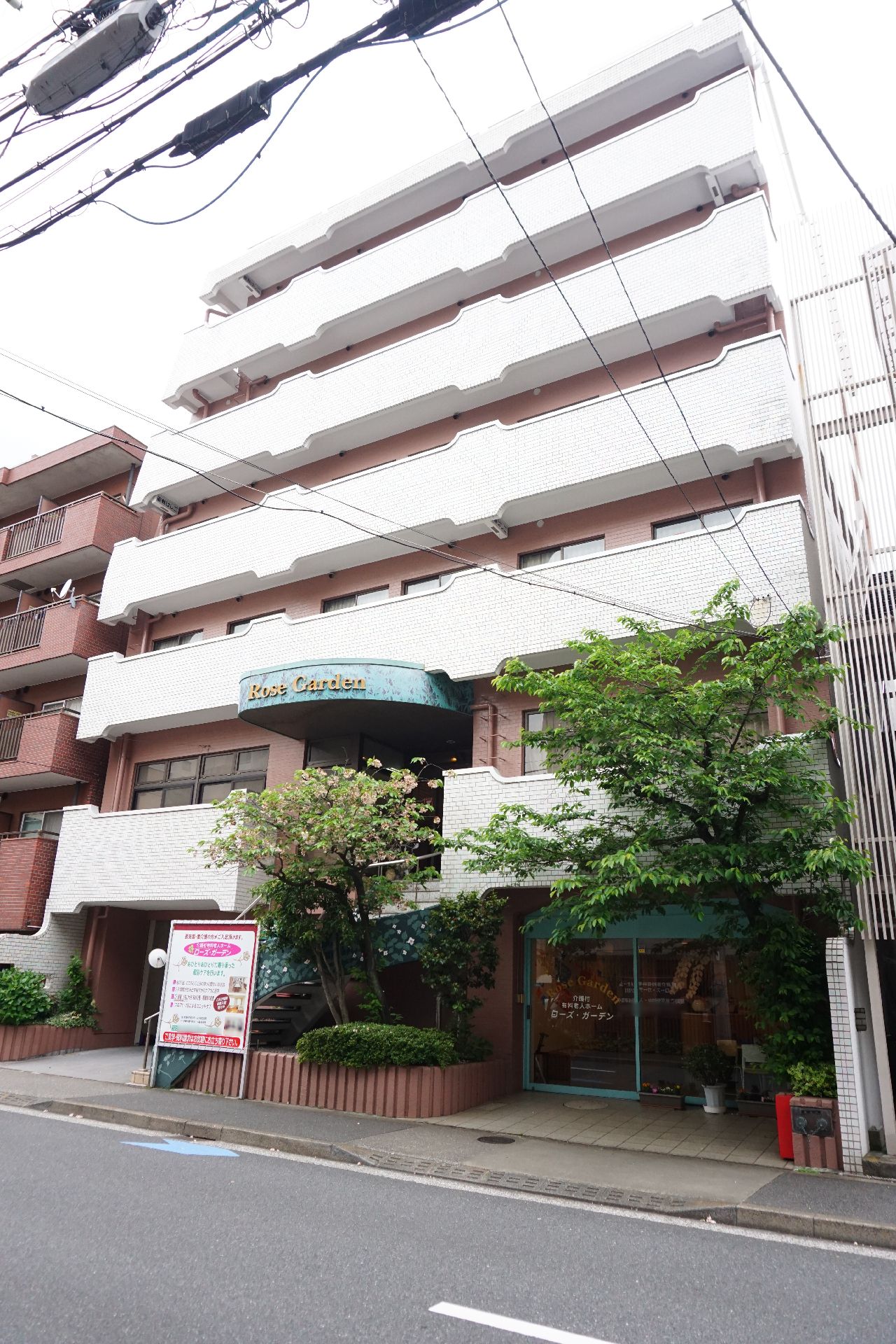 落ち着いた色合いの外壁で、マンションのように見える外観