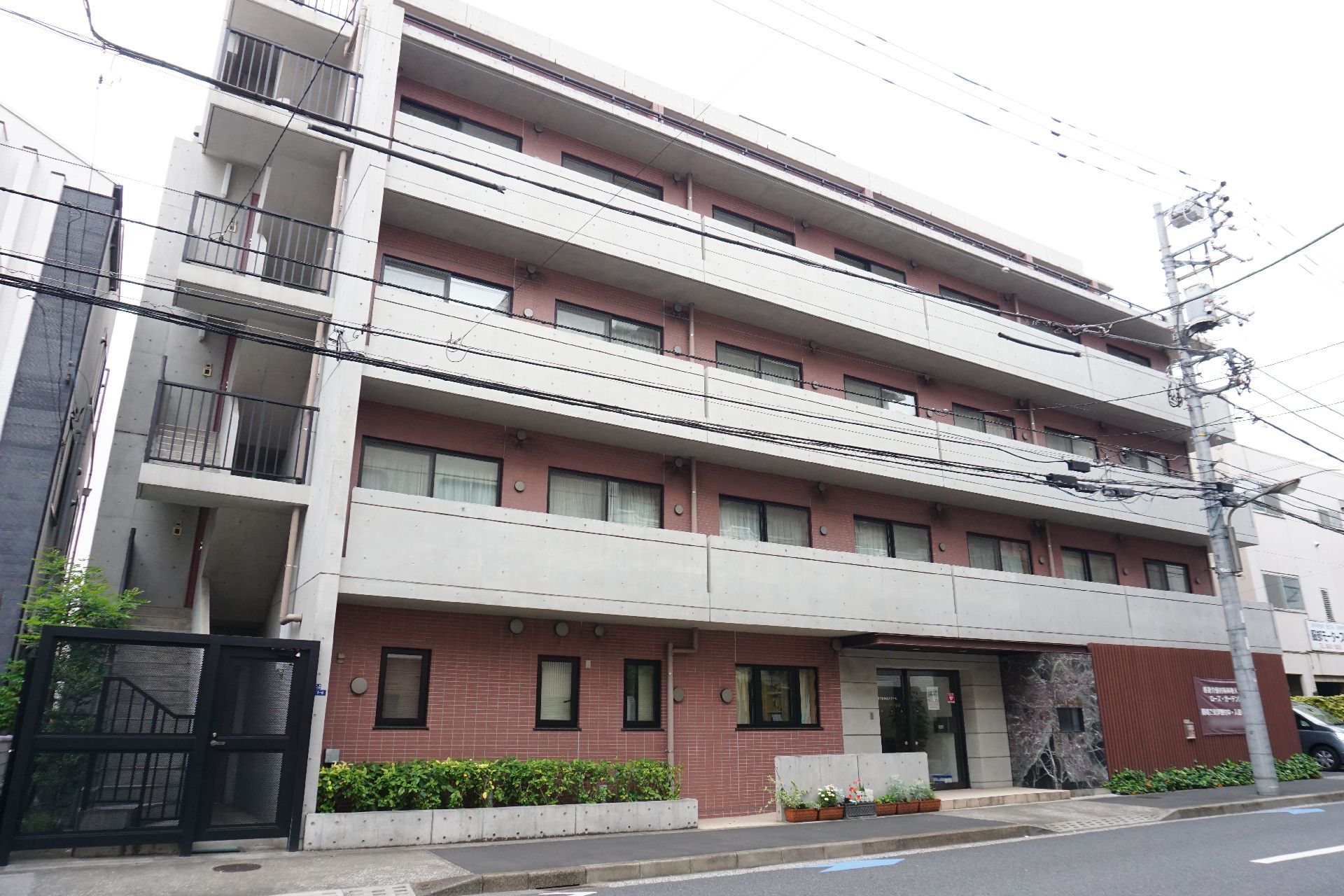 駐車場がある介護施設の外観
