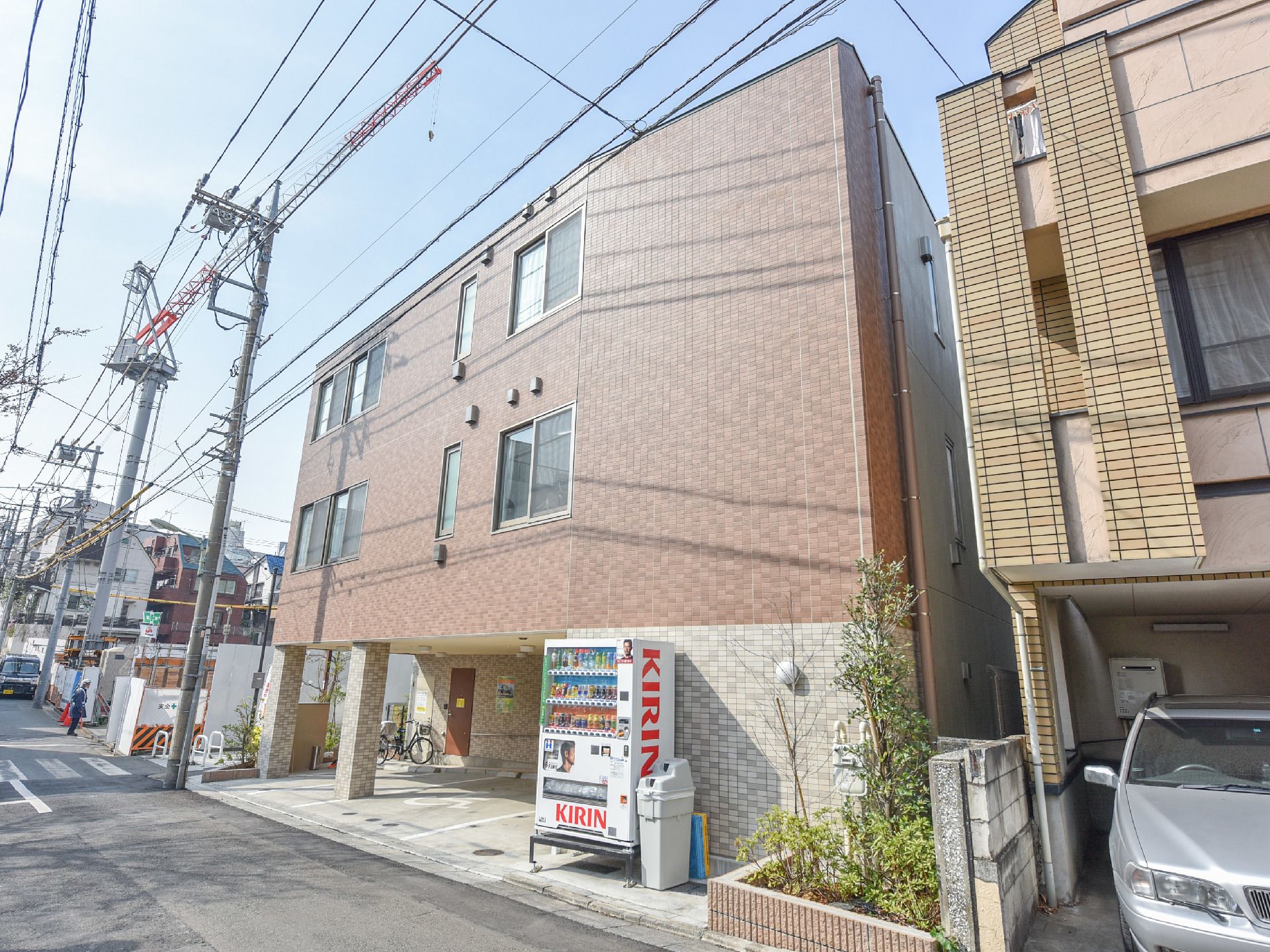 施設敷地内には自動販売機が置かれている。