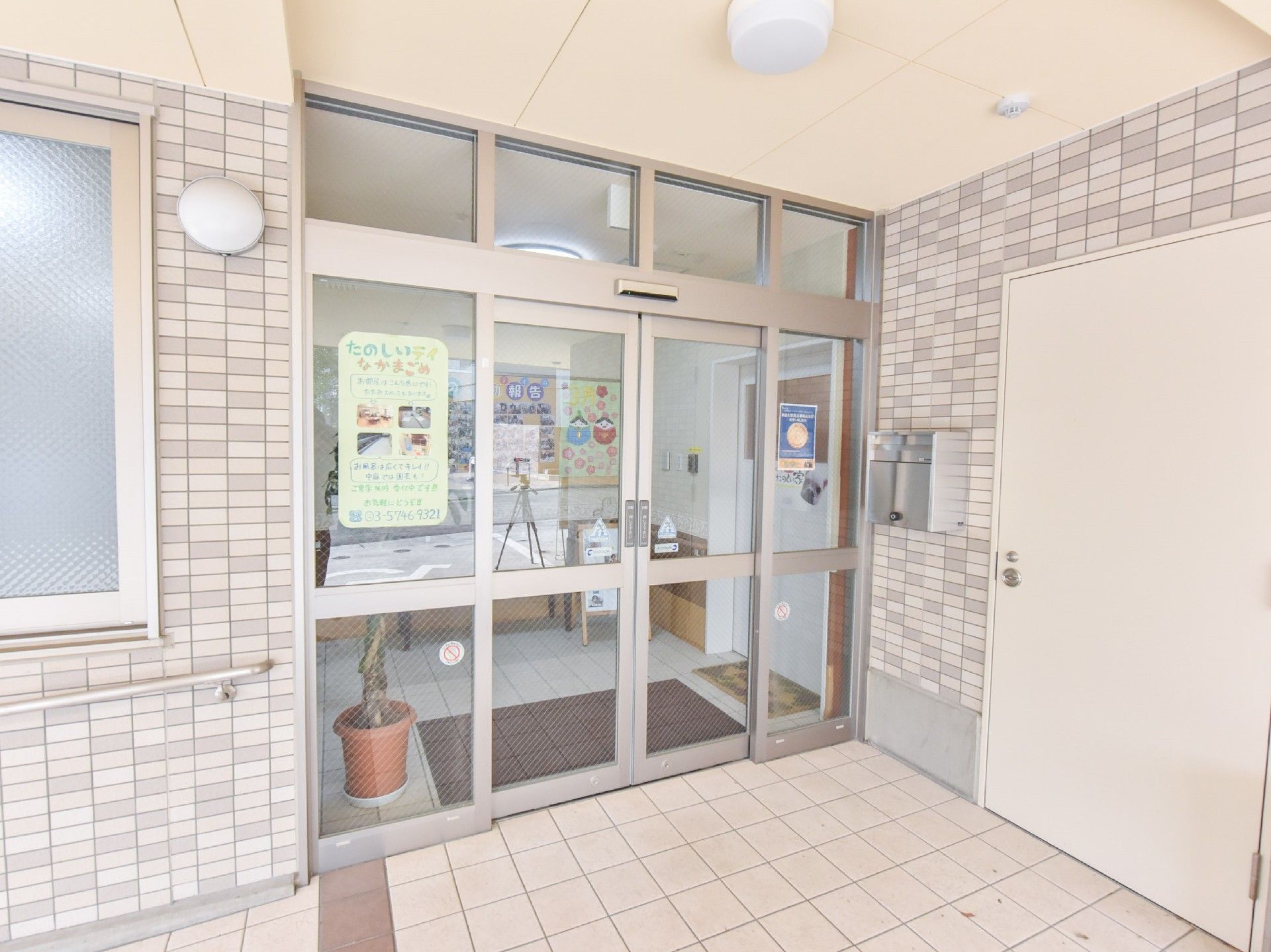 施設1階のエントランス。オートロックのインターホンがついている。