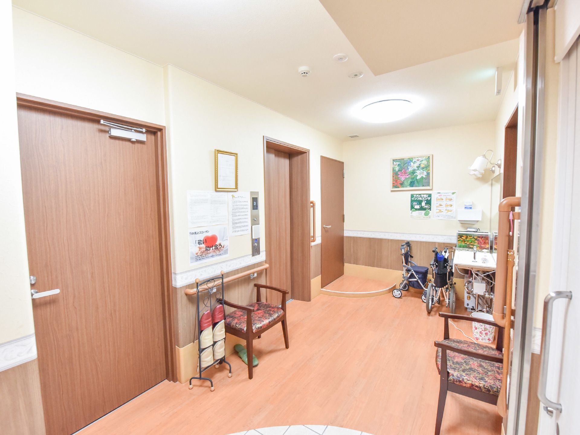 入居者が脱走などで使用してしまわないように、エレベーターのドアの外見は個室のドアと見分けが付きにくいようになっている。